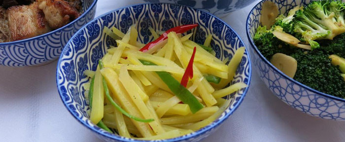Feurig statt langweilig: Chinesische scharf-saure Kartoffeln