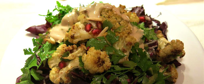Bunt wie der Herbst: Gewürzblumenkohl-Salat mit Granatapfel und Tahindressing