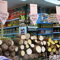 Drei Sorten Yams auf dem Brixton Market in London