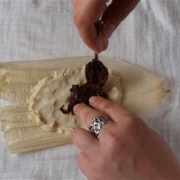 Tamales 2: Füllung daraufgeben