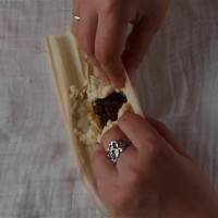 Tamales 3: Maisteig über der Füllung verschließen