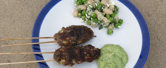 Strandpicknickzeit! Würzige Köfte mit Erbsen-Bohnen-Salat