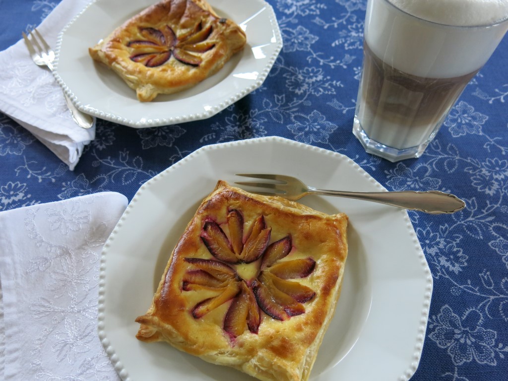 Die 40-Minuten-zwischendurch-Bäckerei: Zwetschgen-Marzipan-Teilchen ... Die 40-Minuten-zwischendurch-Bäckerei: Zwetschgen-Marzipan-Teilchen ...