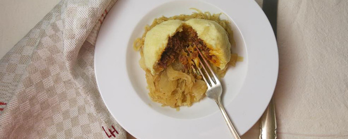 Hascheeknödel mit Sauerkraut. Norddeutsche Annäherung an Österreich