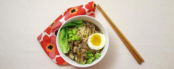 Zum Glück gibt’s Nudelsuppe: Ramen mit Pilzen