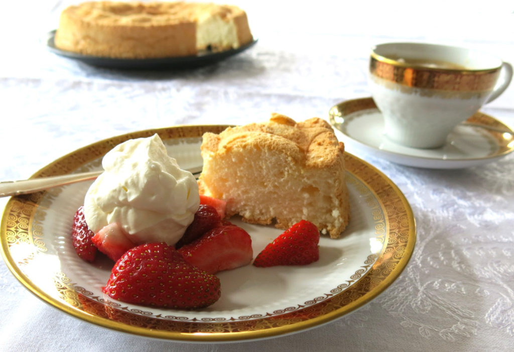 Angel Food Cake mit Erdbeeren und Sahne