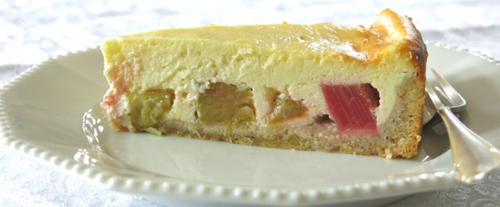 Rhabarberkuchen mit Käsehaube und Kardamom