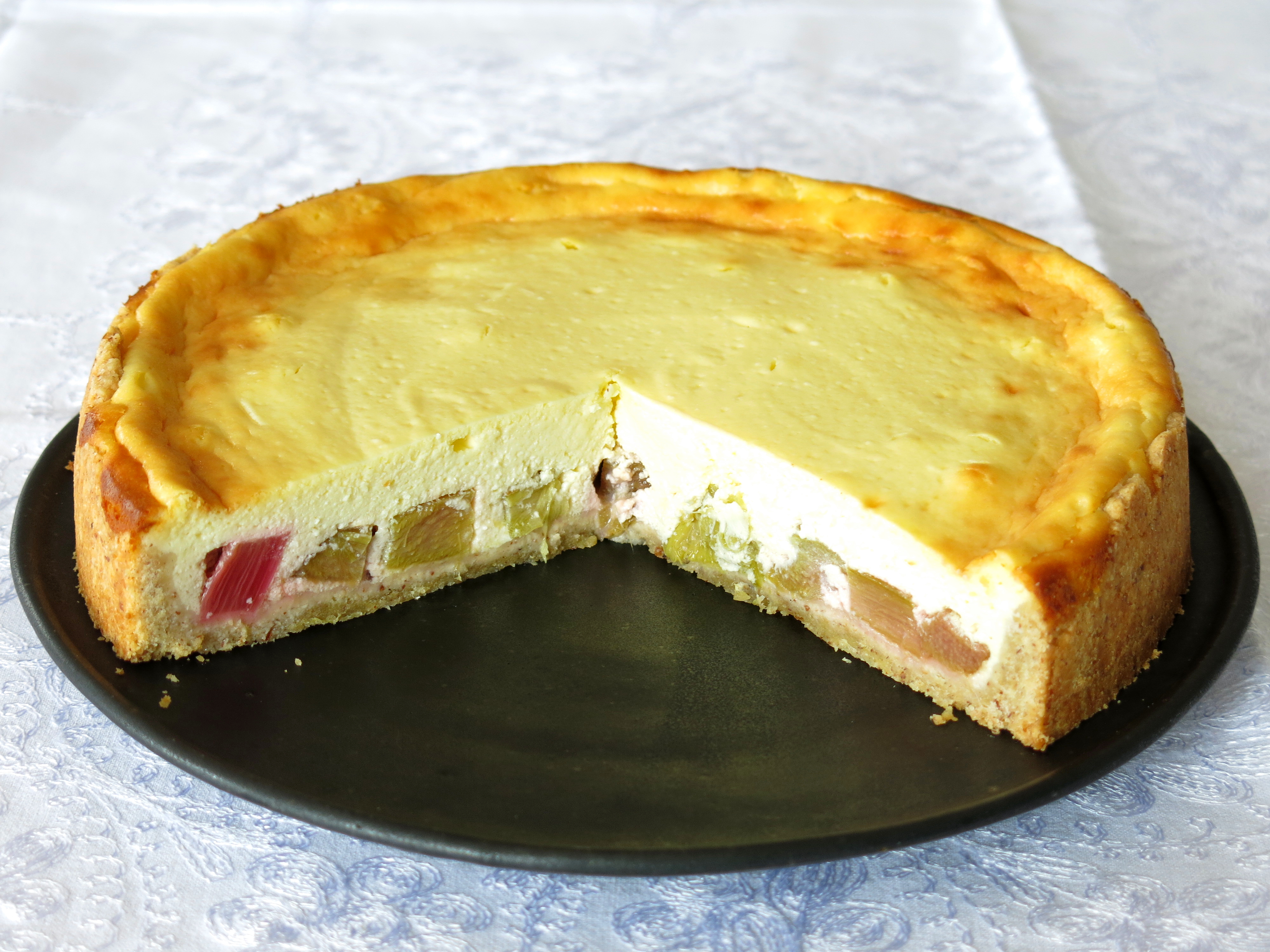 Rhabarberkuchen mit Käsehaube und Kardamom