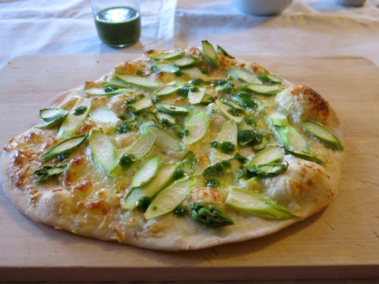 Spargelpizza mit Kräuteröl