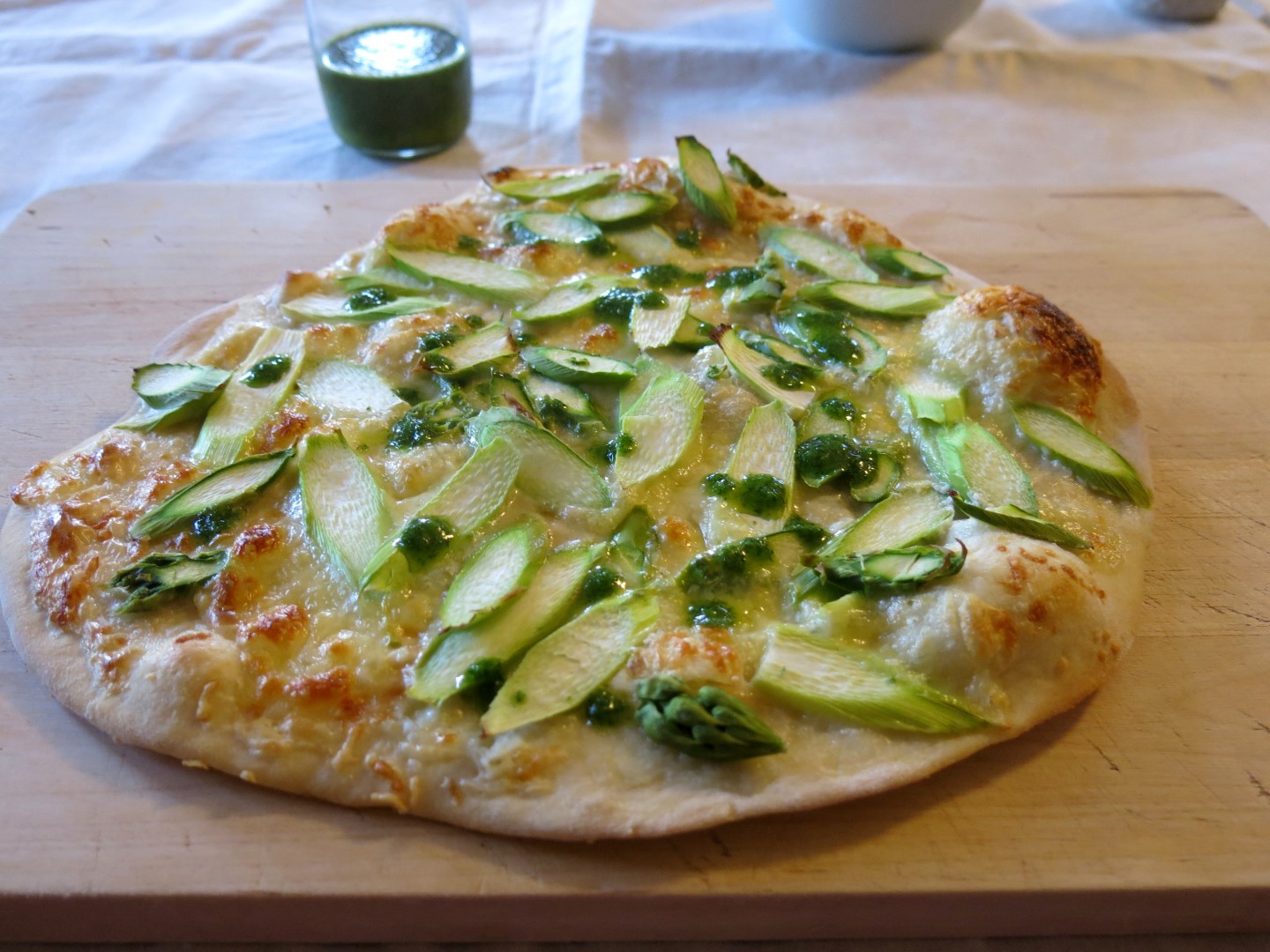 Spargelpizza mit Kräuteröl - Schmeckt nach mehr