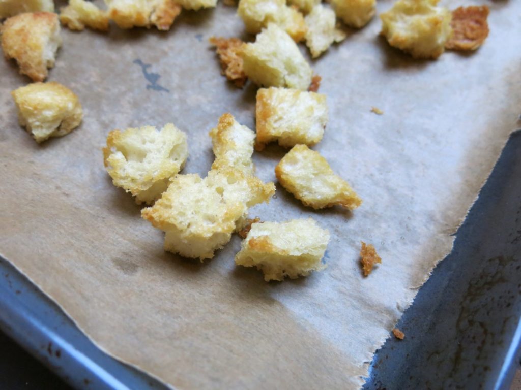 Croutons auf dem Backblech