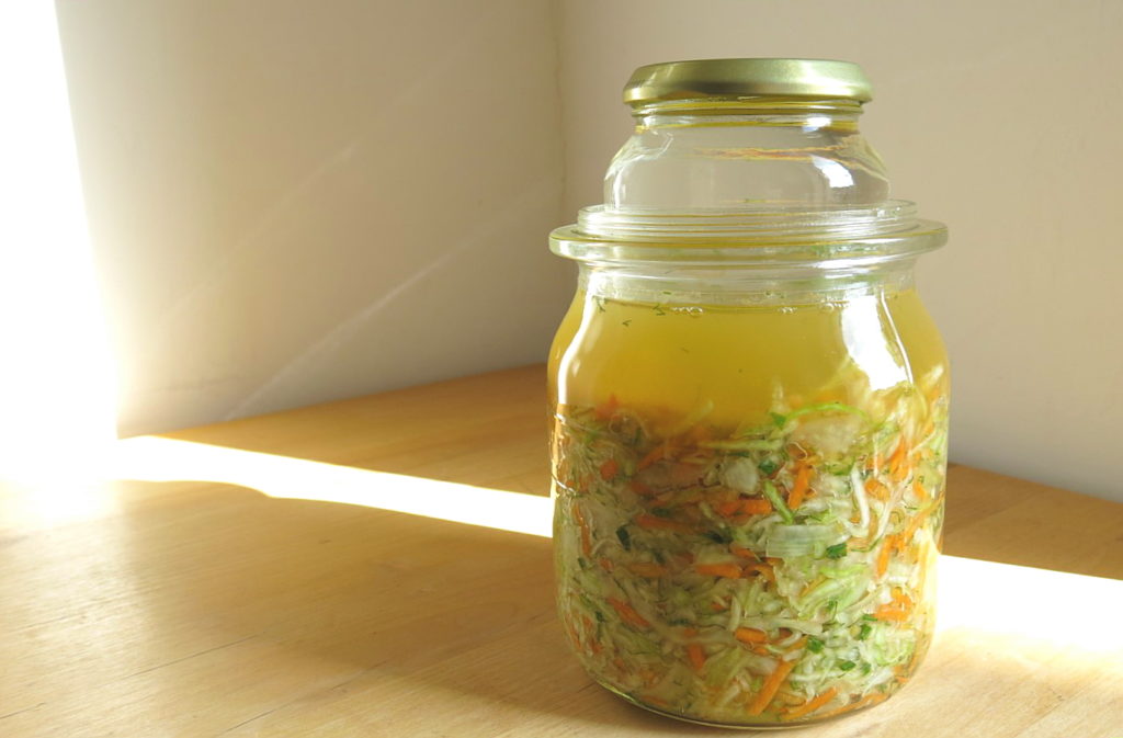 Einmachglas mit selbst gemachtem Sauerkraut