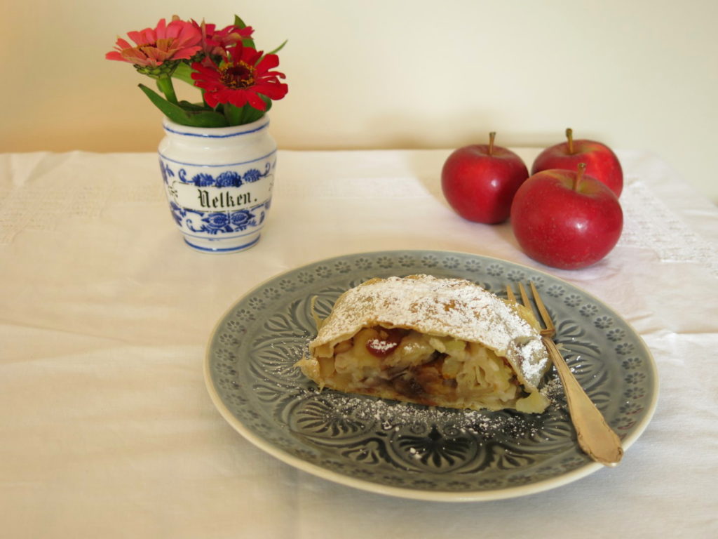 Apfelstrudel auf dem Teller