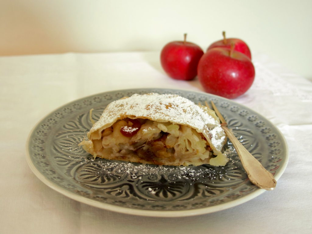 Apfelstrudel mit Trockenfrüchten zum Laubhüttenfest