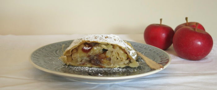 Apfelstrudel mit Trockenfrüchten zum Laubhüttenfest