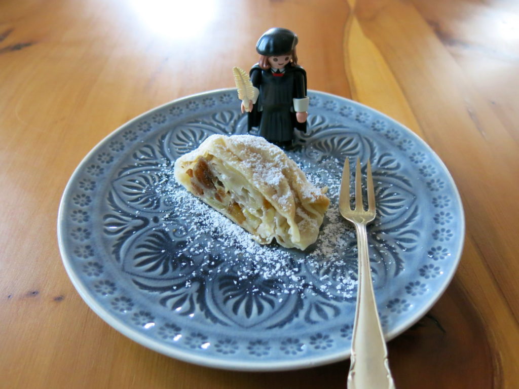 Apfelstrudel mit Luther-Playmobilfigur