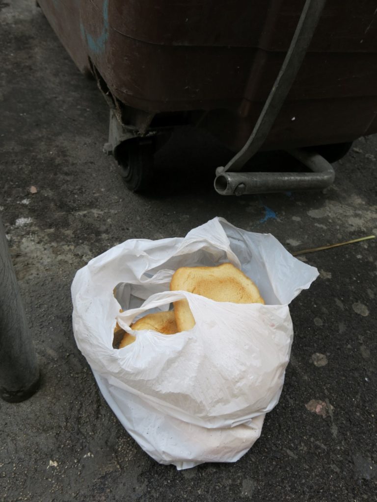 Altbrot neben einem Müllcontainer in Marseille