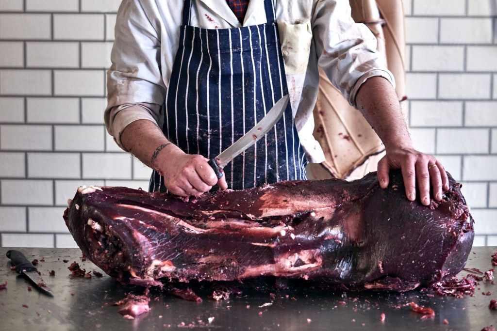 Metzger zerlegt "Fleisch" aus Seetang