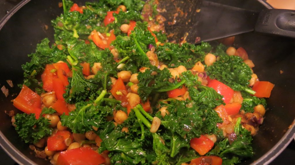 Gruenkohlpfanne mit Kichererbsen