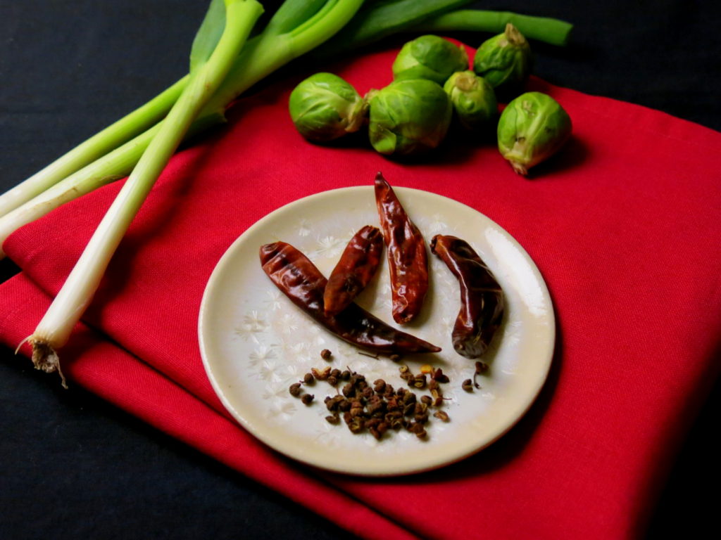 Szechuanpfeffer, Chilis, Frühlingszwiebeln und Rosenkohl