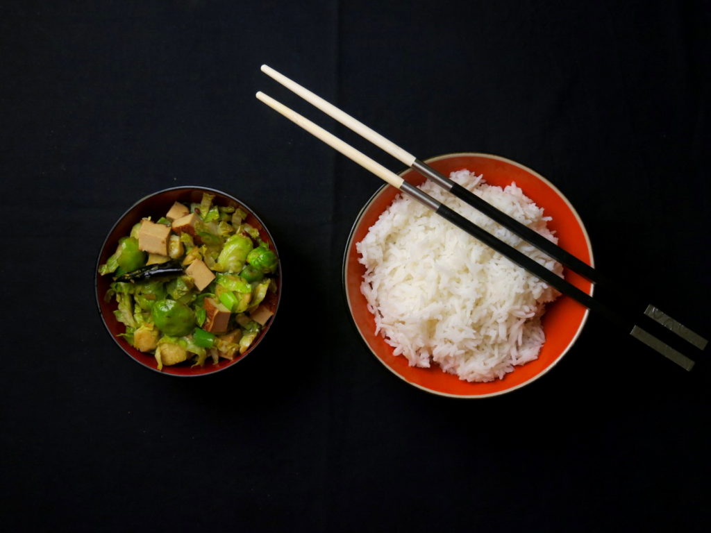 Rosenkohl mit Szechuanpfeffer, dazu Reis