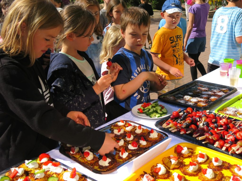 Buffet mit Kartoffelpuffern