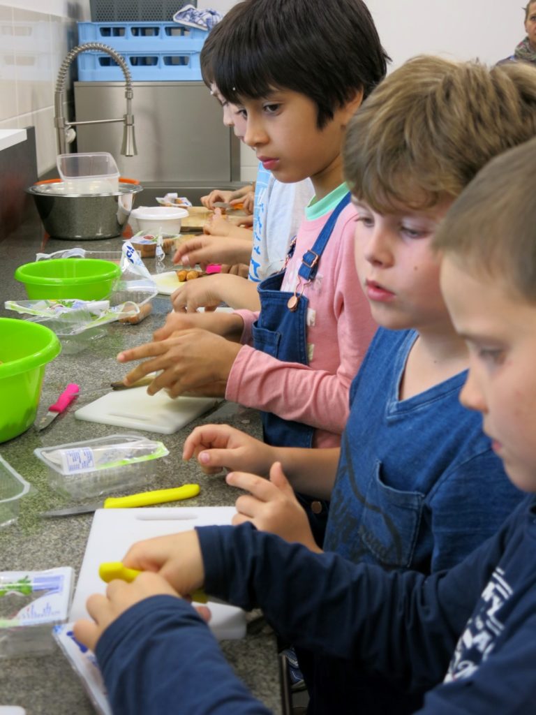 Schüler kochen in der neuen Schulküche