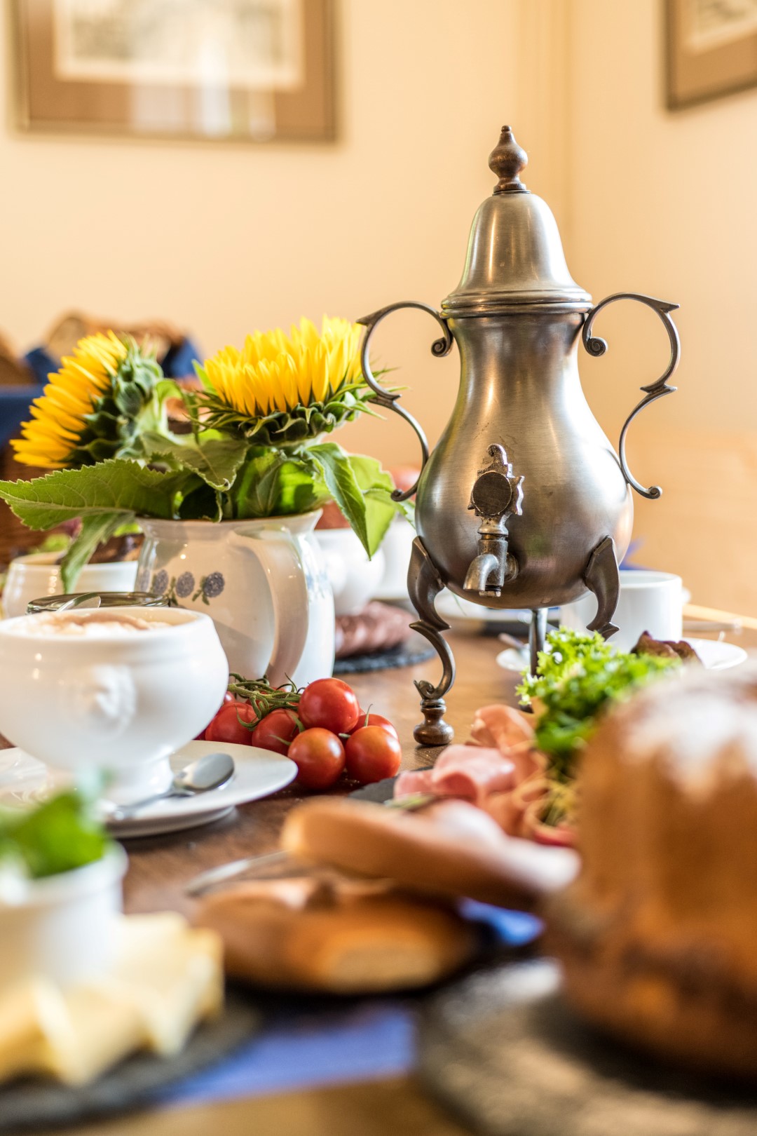 Bergische Kaffeetafel „Koffeedrenken met allem Dröm un Draan“ Schmeckt nach mehr Bergische Kaffeetafel „Koffeedrenken met allem Dröm un Draan“ Schmeckt nach mehr