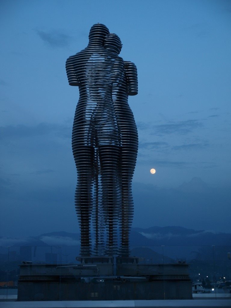 Skulptur Ali und Nino mit Vollmond