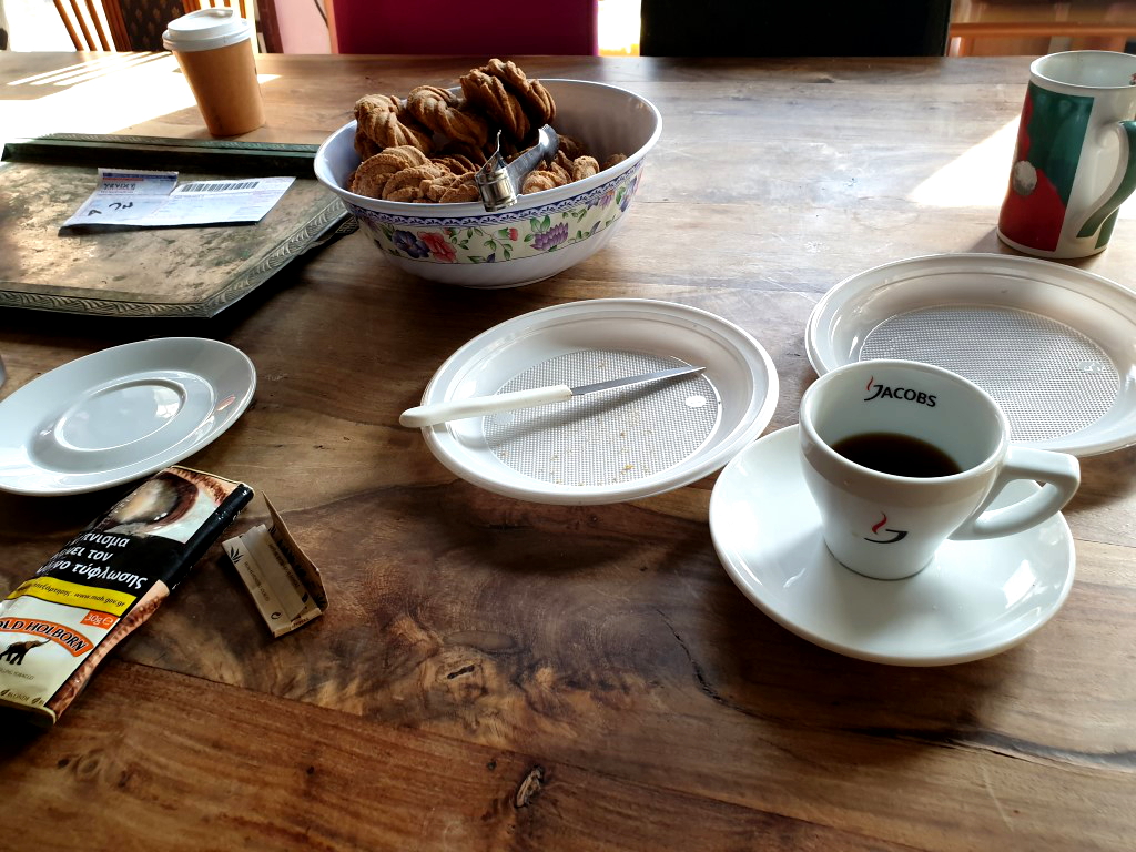 Tisch mit Kaffee und Zigaretten