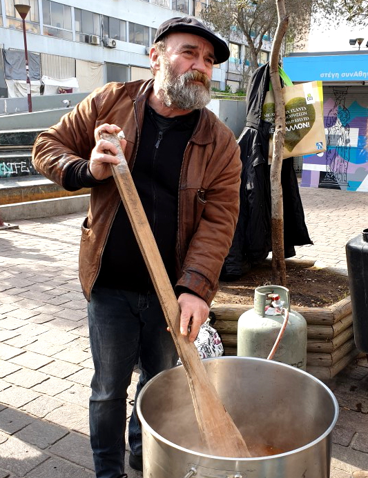 Kostas von O Allos Anthropos rührt im Suppentopf.