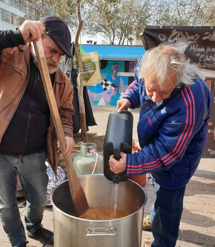 Wasser zur Linsensuppe gießen