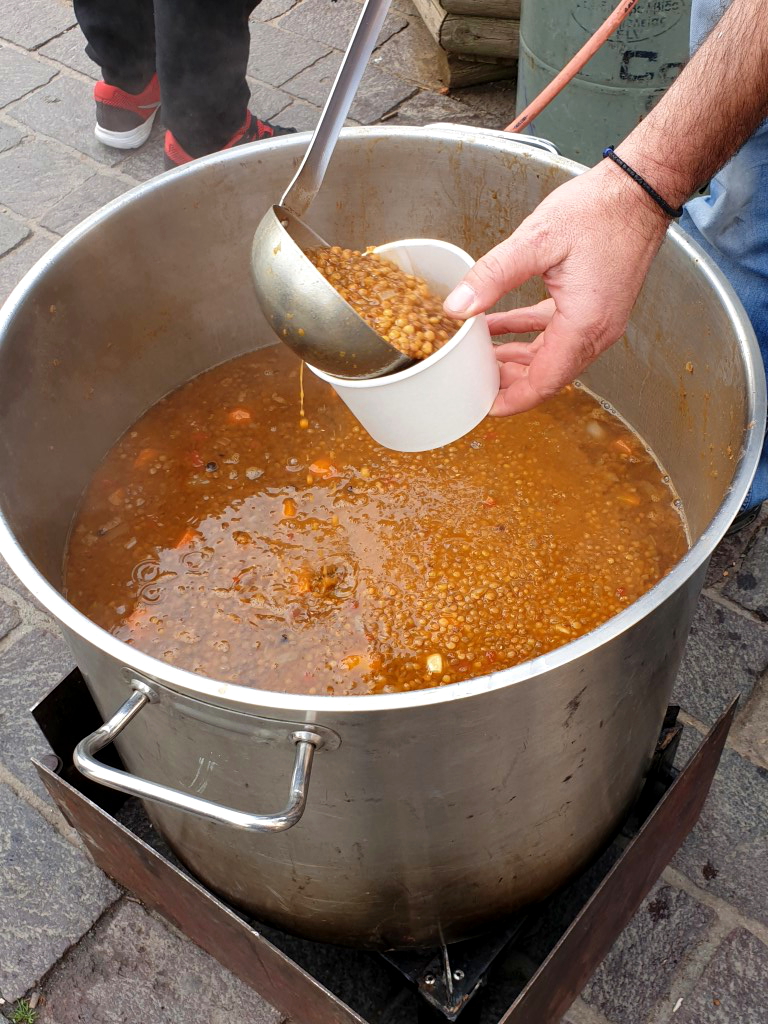 Linsensuppe wird in Portionsbecher gefüllt
