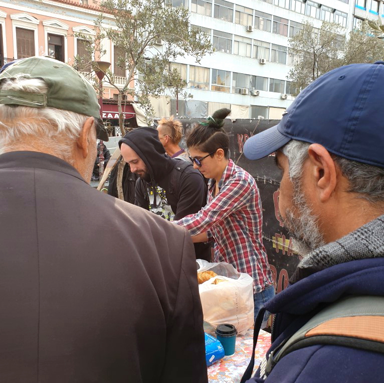 Freiwillige teilen Suppe aus