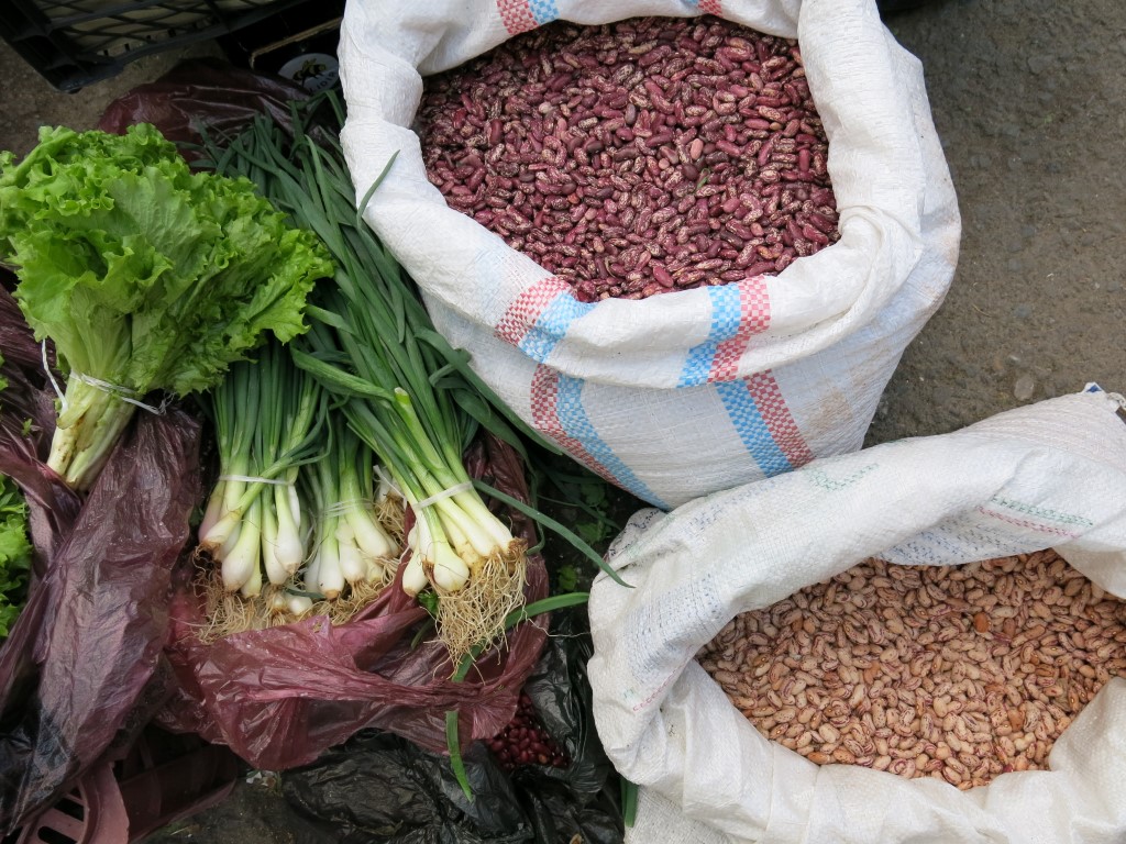 Trockenbohnen und Frühlingszwiebeln auf dem Markt in Georgien