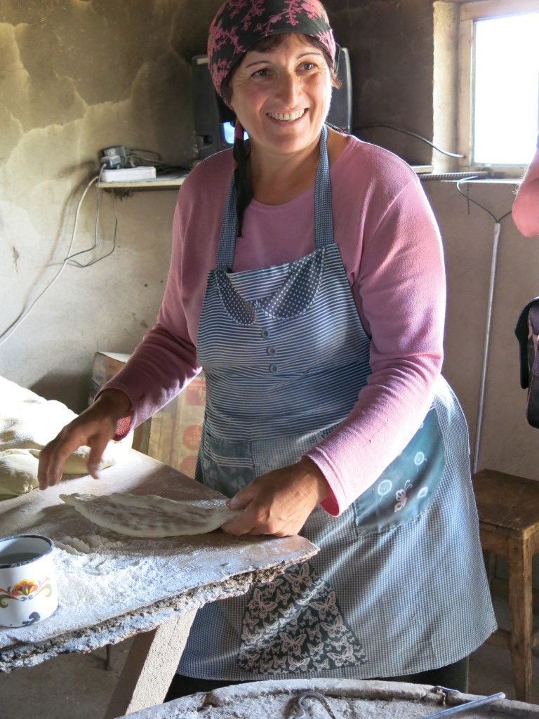 Georgische Bäckerin mit Brotteig