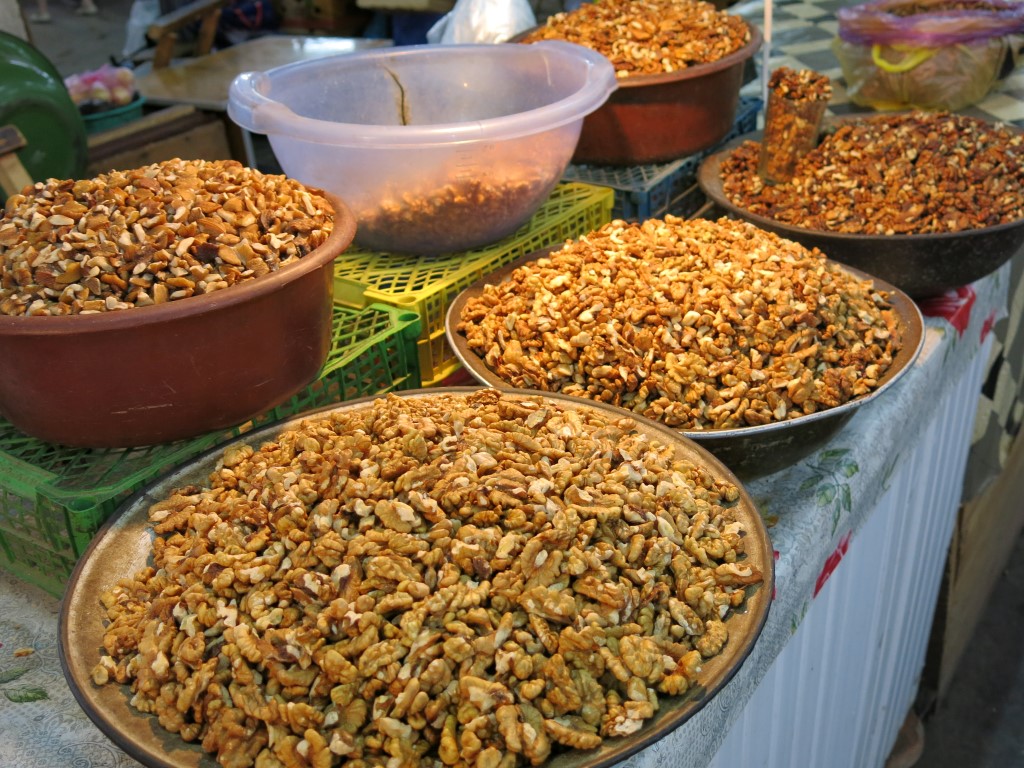 Marktstand mit Walnüssen