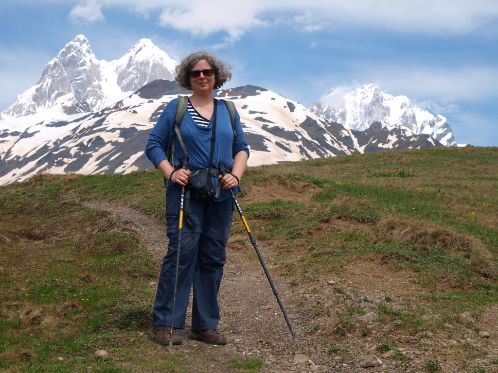 Autorin mit Wanderstöcken im Hohen Kaukasus