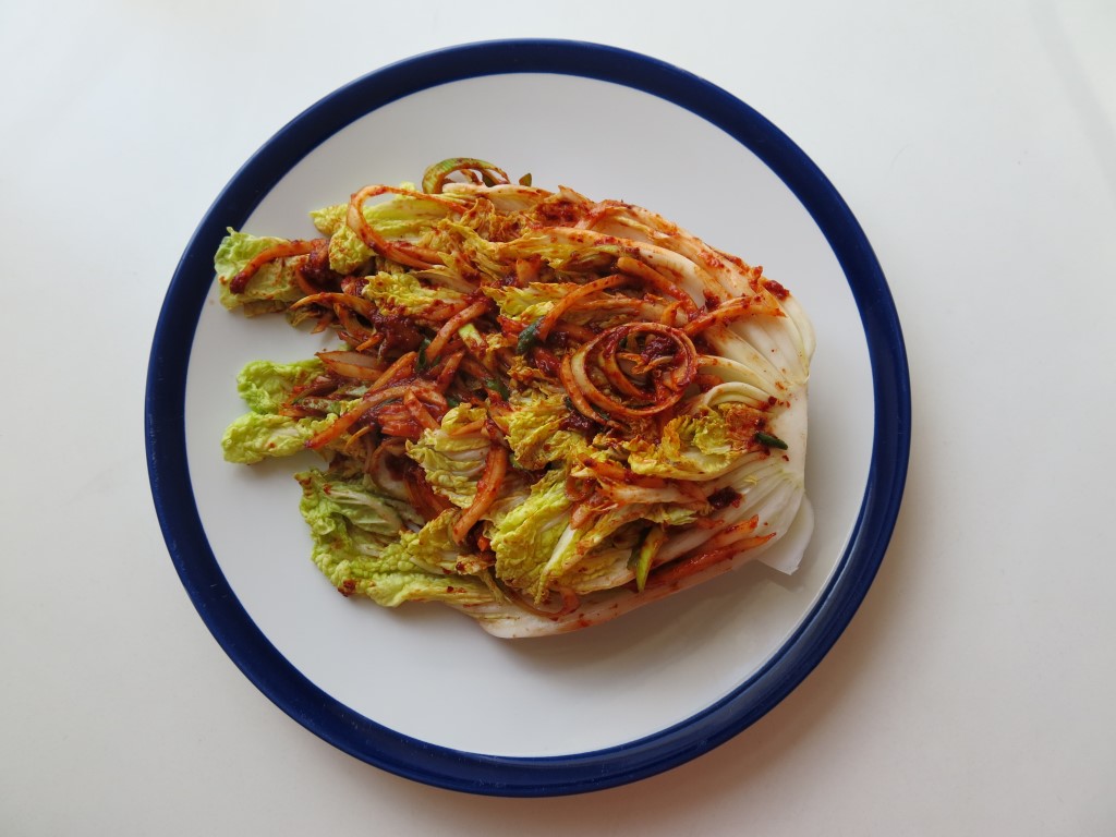 Kimchi aus Chinakohl auf einem Teller