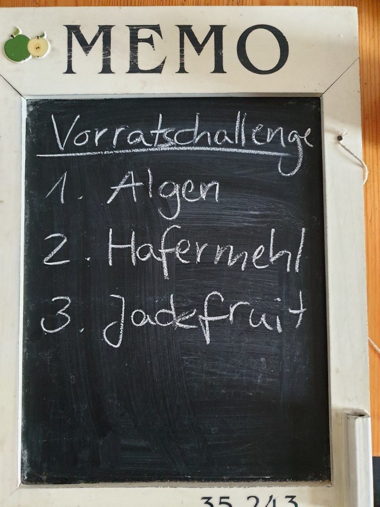 Tafel mit Beschriftung: Vorratschallenge, 1. Algen, 2. Hafermehl, 3. Jackfruit